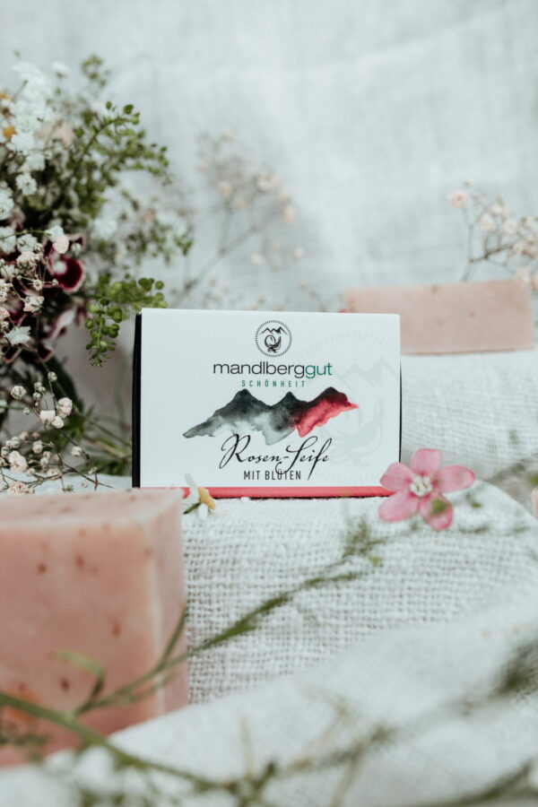 Rosenseife mit Blüten vom Mandlberggut zusehen