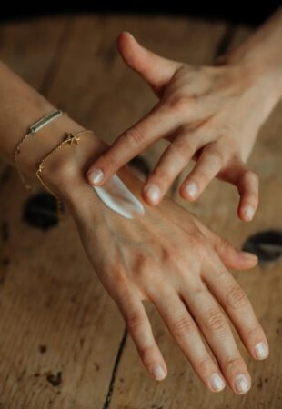 Hand mit Creme